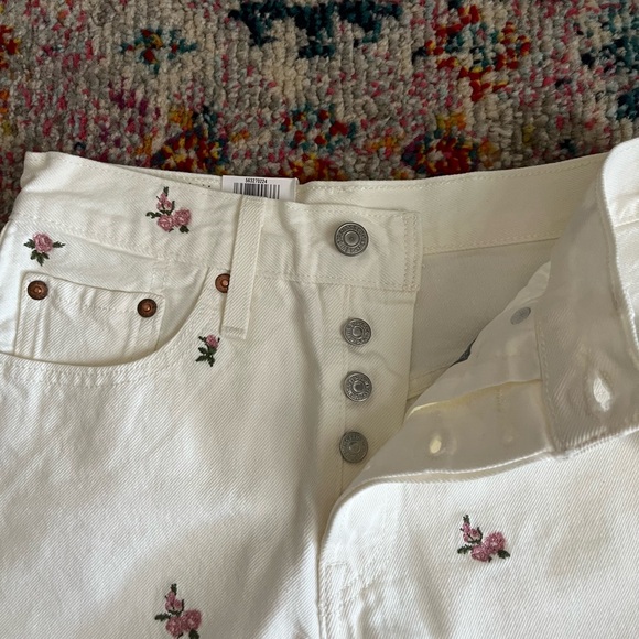 Levi's 501 Women's White Floral Embroidered Shorts - Picture 2 of 7